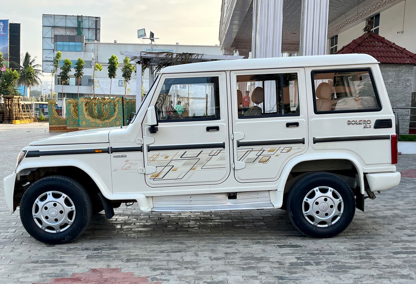 Mahindra Bolero ZLX – White